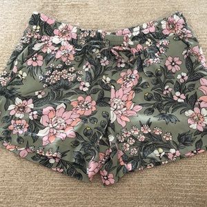 Floral print shorts with elastic waistband